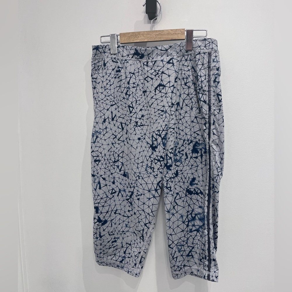 Lululemon Retreat Yogi Crop
Star Crushed Silver Fox Deep Navy size 6 - Picture 3 of 10